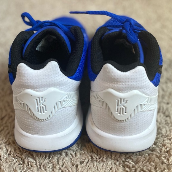 Nike Kyrie Flytrap II Duke Basketball Shoes - Picture 7 of 8